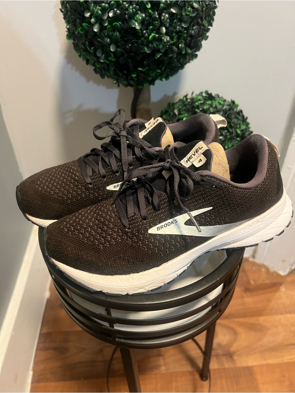 Brooks Revel 4 Women’s Black/White Low Top Lace-Up Sneakers size 8